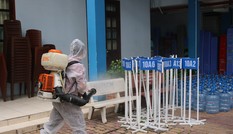 TPHCM: Phụ huynh đi cùng chuyến bay với người mắc COVID-19, nhiều học sinh được nghỉ học