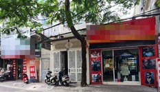 Đốt vàng mã trước cổng, người đàn ông bị tạt axit bỏng nặng