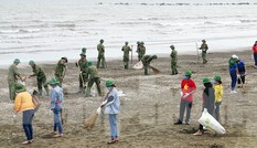 Chung tay làm sạch bãi biển Đồ Sơn, trao tặng khu vui chơi thiếu nhi