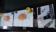 Giắt trong người súng K54 đã lên nòng đạn để đi buôn ma tuý