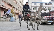Lạ kỳ ngựa sắt gắn động cơ… dạo phố