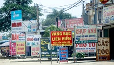 Tận thấy biển quảng cáo 'nuốt chửng' vỉa hè ở Hà Nội
