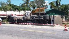 Kinh hãi xe bồn chở hơn 46.000 lít dung môi lật sát nhà dân