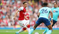 Oezil từ chối gia hạn với Arsenal vì 'hẹn hò' M.U