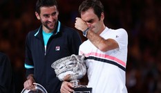 Federer bật khóc khi giữ cúp Australia mở rộng ở tuổi 36