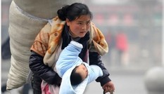 Người mẹ trong bức ảnh từng gây chấn động Trung Quốc 11 năm trước giờ ra sao?