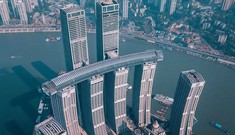 Độc đáo tòa nhà nằm ngang vắt giữa các cao ốc chọc trời