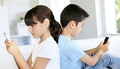 Trẻ nên dùng thiết bị điện tử bao nhiêu giờ mỗi ngày?