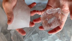 Vì sao nước đá làm tại nhà thường bị vẩn đục?