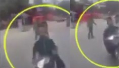 Thấy cảnh sát, hai thanh niên phóng xe máy bỏ chạy đâm thẳng vào ô tô