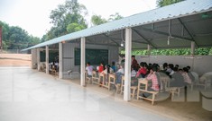 Tường nứt, ngói đổ, thầy trò bỏ lớp ra nhà giữ xe để học