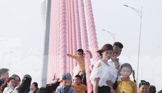 Bất chấp nguy hiểm, người dân đu dây văng trên cầu 950 tỷ đồng để chụp ảnh