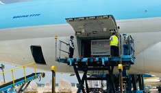 Cận cảnh lô vắc xin ngừa COVID-19 đầu tiên về Việt Nam