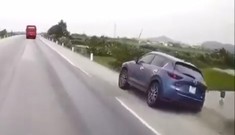 Tài xế ngủ gật, ôtô 'hạ gục' loạt cột mốc ven đường