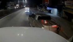 Xe bán tải tạt đầu container trong đêm