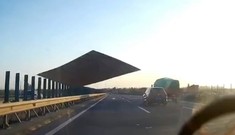 Đột nhiên bị tấm ván đập vào kính chắn gió