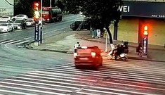 Cảnh sát chạy thoát khỏi ô tô sắp va chạm