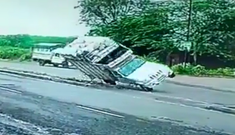 Chở hàng quá đầy, xe tải tự mất lái và lăn ra đường