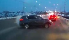 Ôtô mất lái, gây họa cho hai xe đối diện