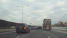 Rơi vào điểm mù, ôtô bị xe bồn chèn ép