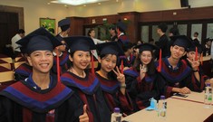 Trân quý các bạn sinh viên không đầu hàng nghịch cảnh