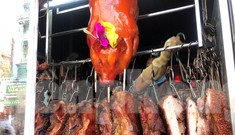 Khách chen lấn chờ mua, cửa hàng heo quay TPHCM 'hốt bạc' ngày Vía Thần Tài