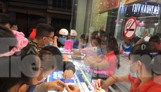Tối muộn, người Sài Gòn vẫn kéo nhau mua vàng lấy hên