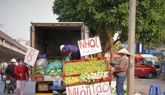 Hoa quả giá rẻ không rõ nguồn gốc bán trên phố Hà Nội vẫn hút khách