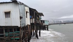 Sóng đánh nhà tơi tả, dân xóm Chụt Nha Trang sống trong sợ hãi