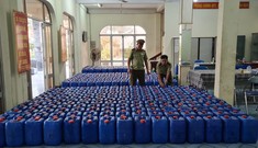 Thị trường 12/1: Bắt hơn 8000 lít rượu lậu, vé xe khách dịp Tết tăng 40-60%