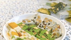 Thị trường ngày 15/1: Tour du lịch 'săn tuyết' cháy vé, kẹo 'handmade' làm quà Tết lên ngôi