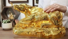 Thị trường ngày 25/1: Tượng trâu mạ vàng phong thủy gây 'sốt' thị trường quà Tết
