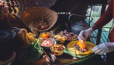 Thị trường 25/2: Dịch vụ cúng rằm tháng Giêng sôi động, người Hà Nội 'săn' hoa lê trắng