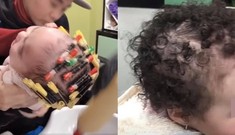 Phẫn nộ clip bé 1 tuổi bị bà đè ngửa, đổ hoá chất làm tóc xoăn ở tiệm làm đầu