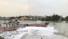 Ghê sợ dòng kênh đen sủi bọt đổ ra sông lớn ở Bắc Ninh
