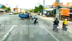 Cô gái điều khiển mô tô vượt đèn đỏ tông lật xe ba gác