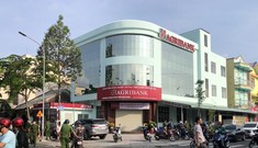 Bảo vệ bắn nhiều phát chỉ thiên, cùng người dân vây bắt 2 kẻ nghi cầm súng cướp ngân hàng