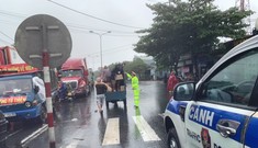 Đội mưa tiếp tế cơm, bánh mì cho tài xế, hành khách bị kẹt do bão số 9