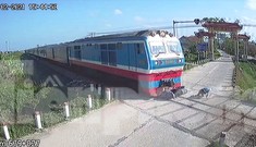 VIDEO: Thót tim giây phút người đàn ông thoát chết gang tấc trước bánh tàu hỏa