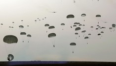 Lính biệt kích Iran đổ bộ rợp trời ngay cửa Vịnh Ba Tư