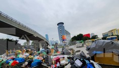Dân chặn xe vào Nam Sơn, rác lại 'bao vây' đường phố Hà Nội