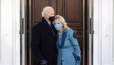 Khoảnh khắc ông Biden bối rối vì cánh cửa Nhà Trắng mãi không mở