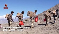 Binh sĩ Trung Quốc dùng ‘khung xương trợ lực’ mang quà Tết đến tiền đồn biên giới