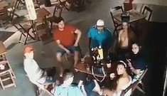 Brazil: Vợ cuồng ghen, đột kích quán bar nã súng điên cuồng vào bạn nhậu của chồng