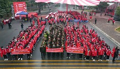 Tưng bừng diễu hành hưởng ứng Chủ nhật Đỏ lần thứ XIII