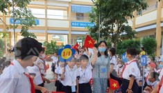 TPHCM: Học sinh lớp 1 nức nở, không chịu xa mẹ trong ngày Khai giảng