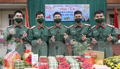 Đoàn viên Lữ đoàn cận vệ thép thi gói bánh chưng Tết