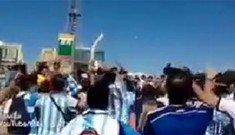 CĐV Argentina vẫy xương giả chọc tức Neymar