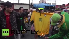 Bức xúc với trận thua thảm bại, CĐV Brazil đốt áo Neymar