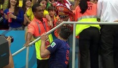 Van Persie tặng quà ý nghĩa cho fan cuồng ĐT Hà Lan